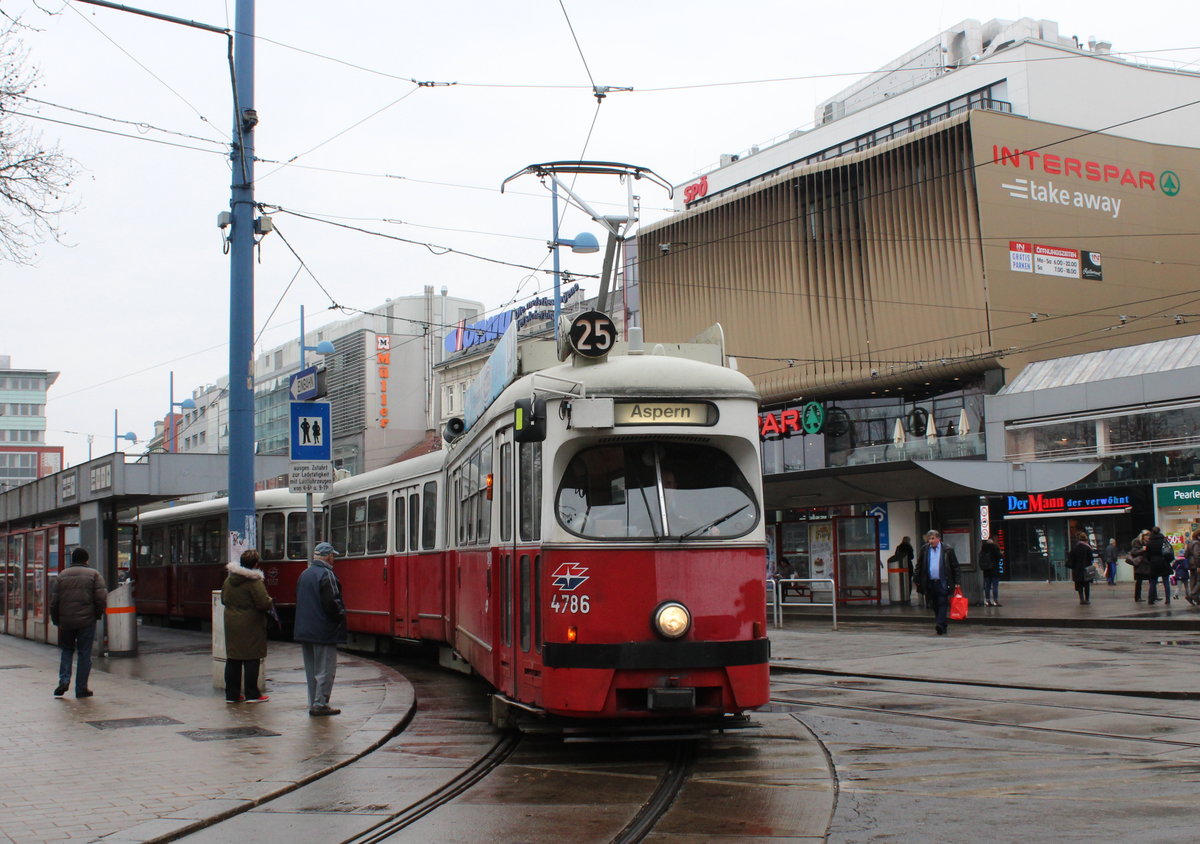 Wien Wiener Linien SL 25 (E1 4786 + c4 1357) XXI, Floridsdorf, Franz-Jonas-Platz / Schloßhofer Straße / ÖBB-Bahnhof Floridsdorf am 16. März 2018.