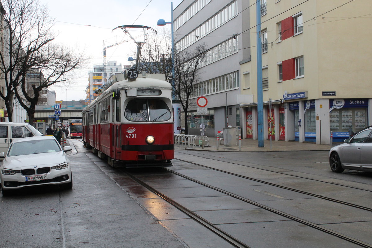 Wien Wiener Linien SL 25 (E1 4791 + c4 1328) XXI, Floridsdorf, Schloßhofer Straße / Fahrbachgasse am 16. März 2018.