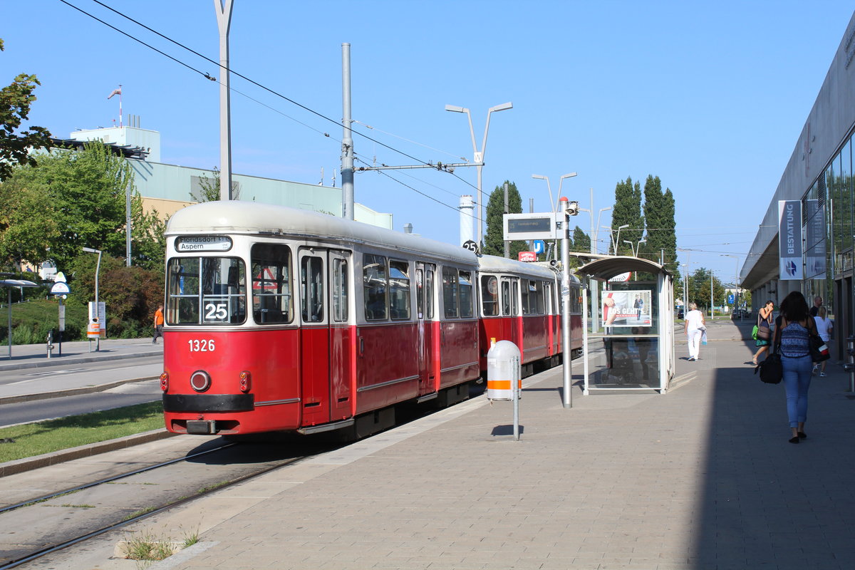 Wien Wiener Linien SL 25 (c4 1326 (Bombardier-Rotax 1975)) XXII, Donaustadt, Langobardenstraße (Hst. Donauspital) am 25. Juli 2018.