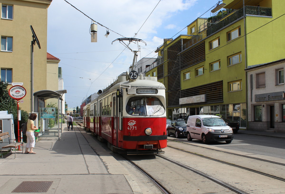 Wien Wiener Linien SL 25 (E1 4771 (SGP 1972) + c4 1327 (Bombardier-Rotax 1975)) XXII, Donaustadt, Langobardenstraße / Konstanziagasse (Hst. Langobardenstraße) am 26. Juli 2018. 