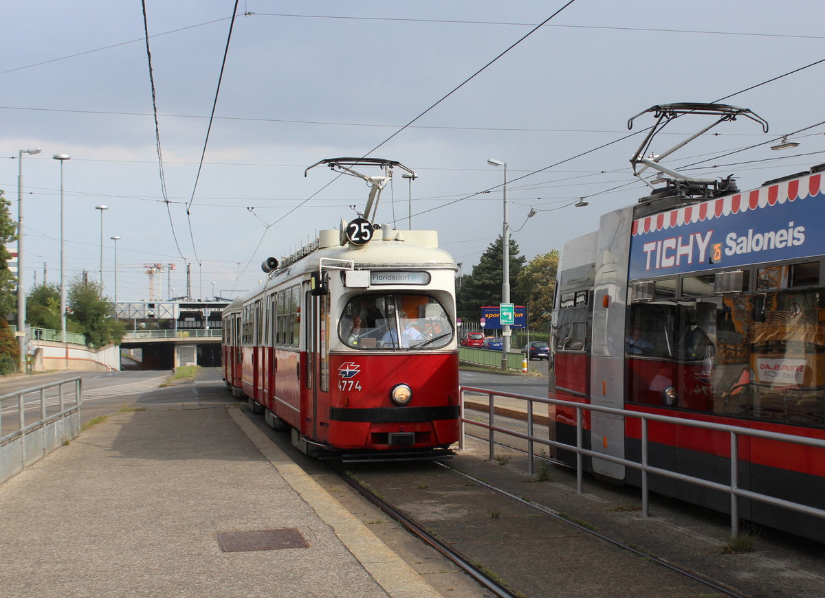Wien Wiener Linien SL 25 (E1 4774 (SGP 1972) + c4 1323 (Bombardier-Rotax 1974)) XXII, Donaustadt, Erzherzog-Karl-Straße am 26. Juli 2018.