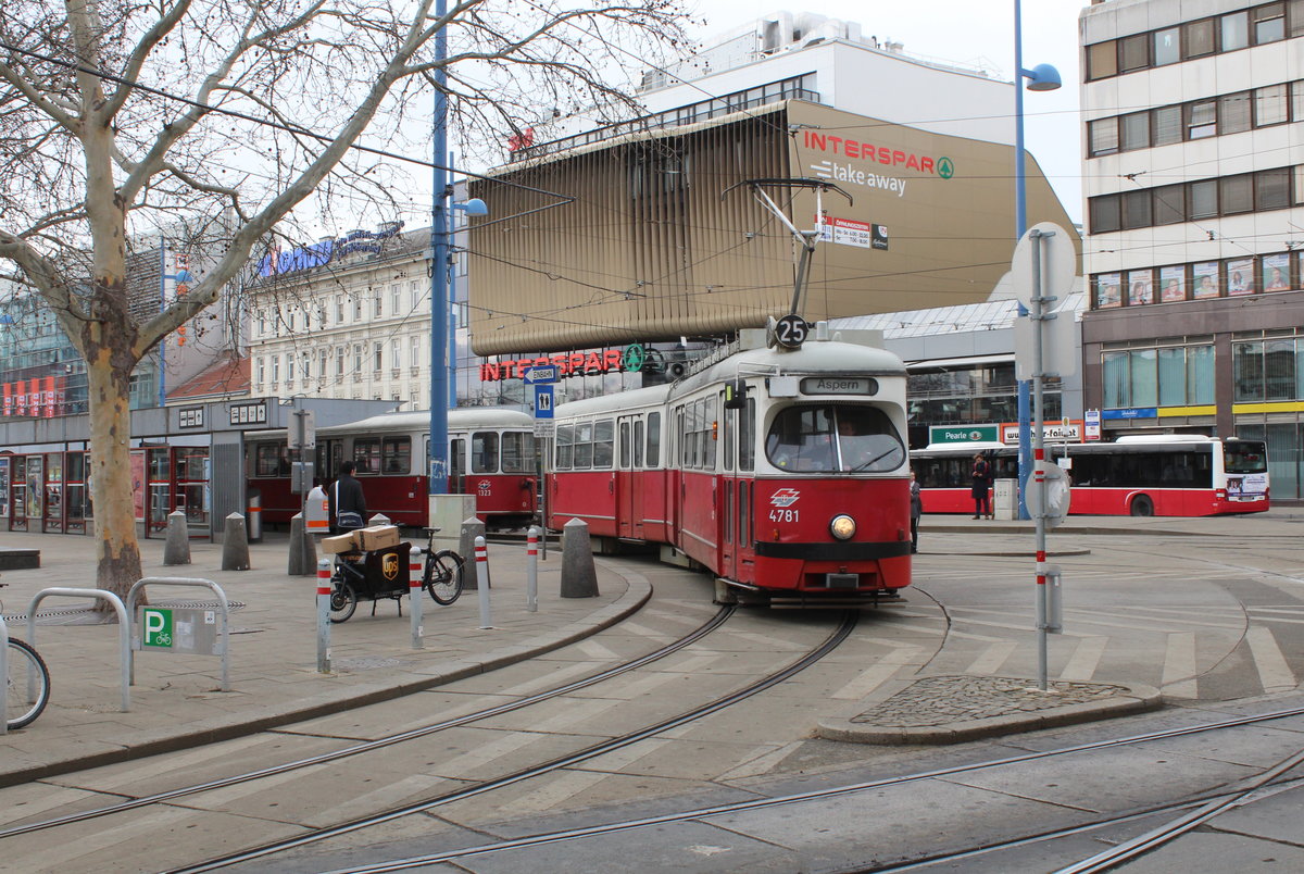 Wien Wiener Linien SL 25 (E1 4781 (SGP 1972) + c4 1323 (Bombardier-Rotax 1974)) XXI, Floridsdorf, Franz-Jonas-Platz / Schloßhofer Straße / ÖBB-Bahnhof Floridsdorf am 12. Feber / Februar 2019.