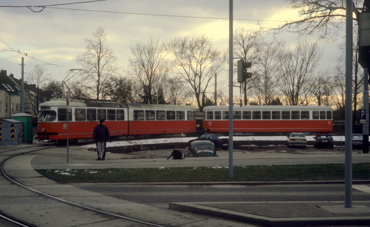 Wien Wiener Linien SL 25 (E1 4754 + c3 1270) Aspern am 18. März 2000.