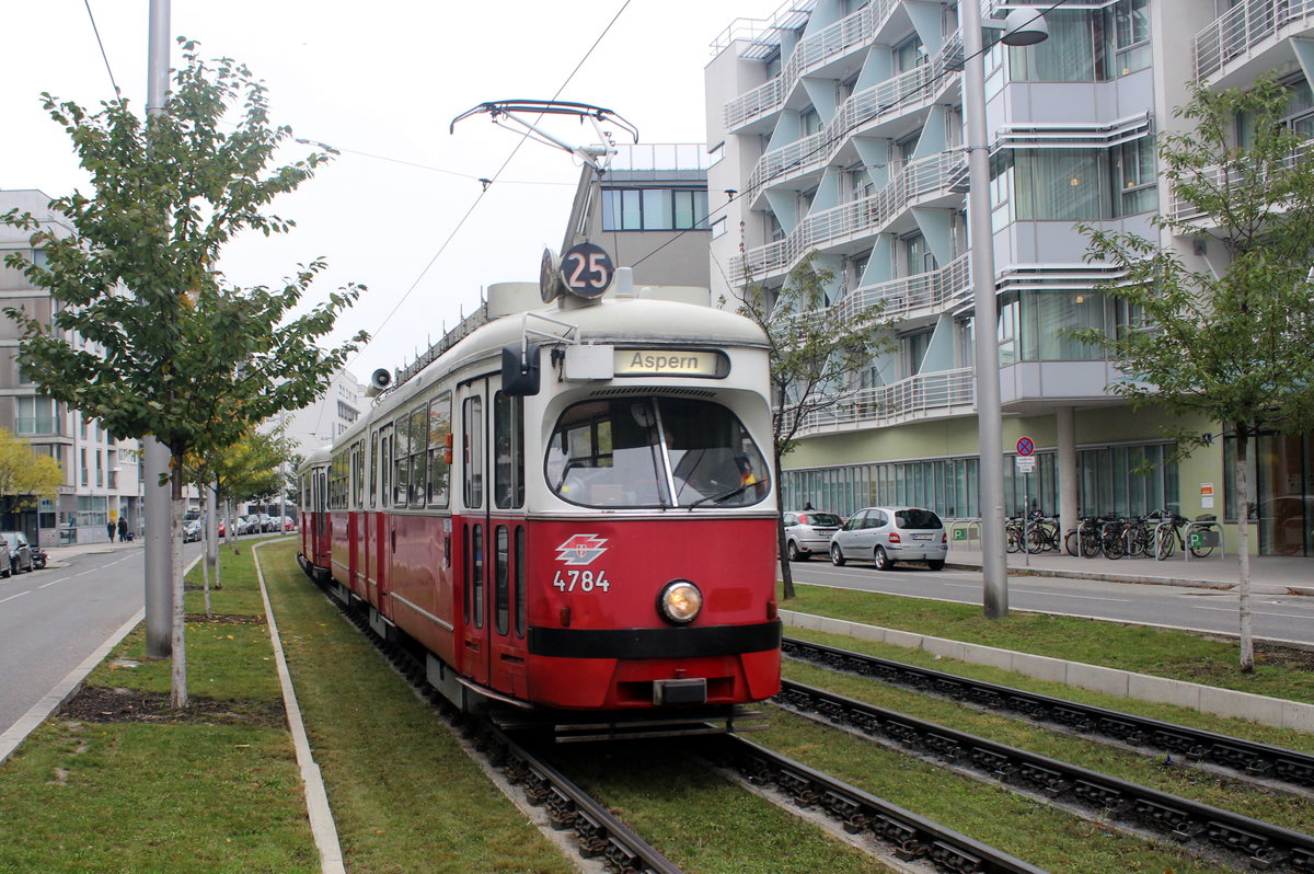 Wien Wiener Linien SL 25 (E1 4784 (SGP 1972)) XXII, Donaustadt, Tokiostraße am 21. Oktober 2016.