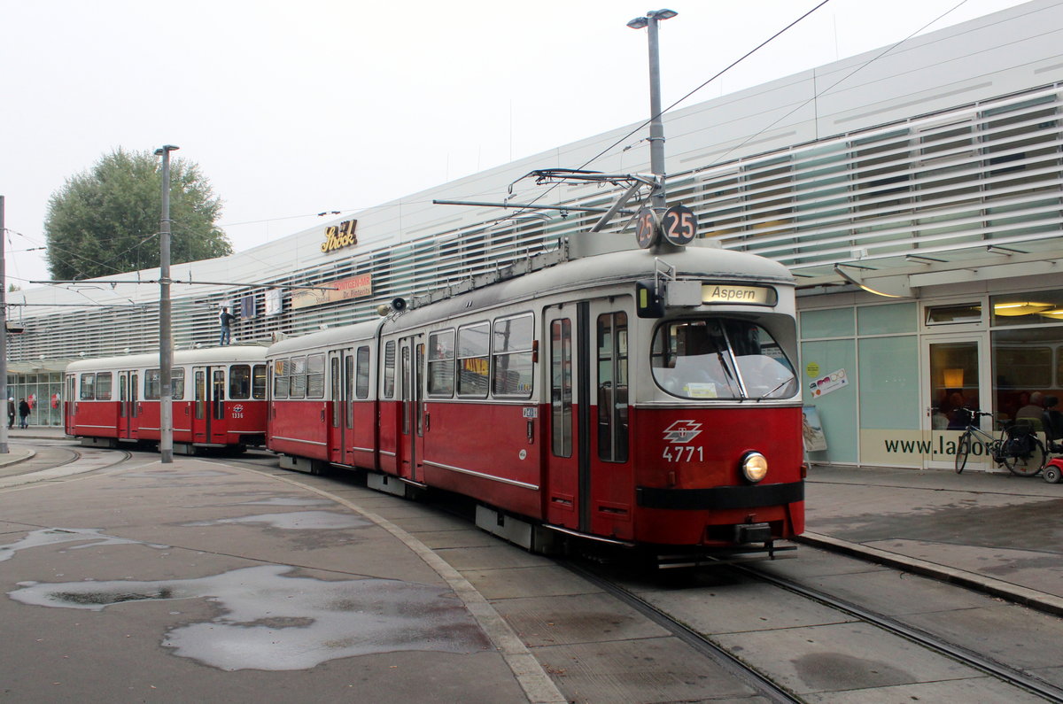 Wien Wiener Linien SL 25: E1 4771 + c4 1336 haben die Haltestelle Donauspital im  22. Bezirk, Donaustadt, gerade verlassen. Datum: 21. Oktober 2016.