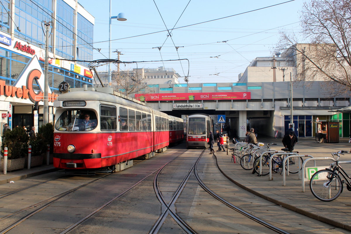 Wien Wiener Linien SL 26 (E1 4775 + c4 1310) XXI, Floridsdorf, Schloßhofer Straße / Franz-Jonas-Platz am 16. Februar 2017.