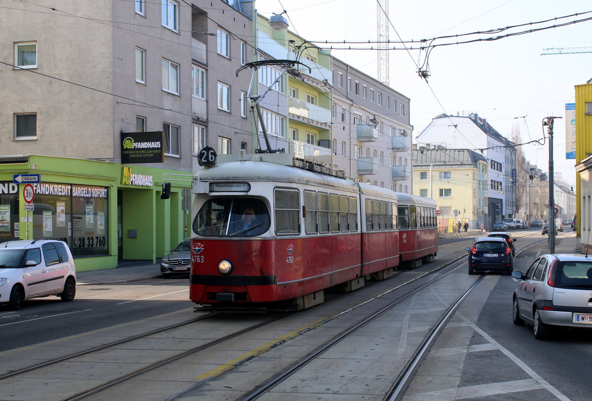 Wien Wiener Linien SL 26 (E1 4763 + c4 1309) XXI, Donaustadt, Donaufelder Straße / St-Wendelin-Gasse. Der Zug nähert sich der Haltestelle Kagraner Platz. Datum: 14. Feber / Februar 2017.