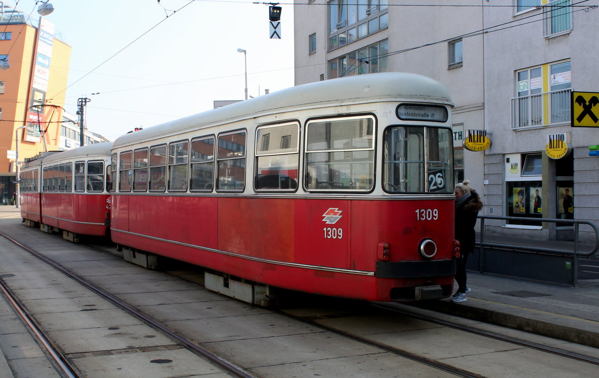 Wien Wiener Linien SL 26 (c4 1309 + E1 4763) XXI, Donaustadt, Donaufelder Straße / Wagramer Straße (Hst. Kagraner Platz) am 14. Feber / Februar 2017.