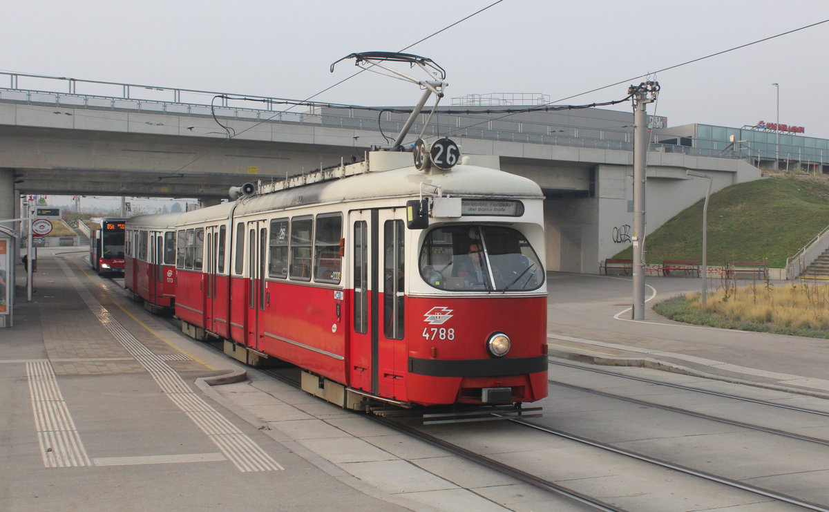 Wien Wiener Linien SL 26 (E1 4788 + c4 1313) XXII, Donaustadt, Hausfeldstraße am 18. Oktober 2017.
