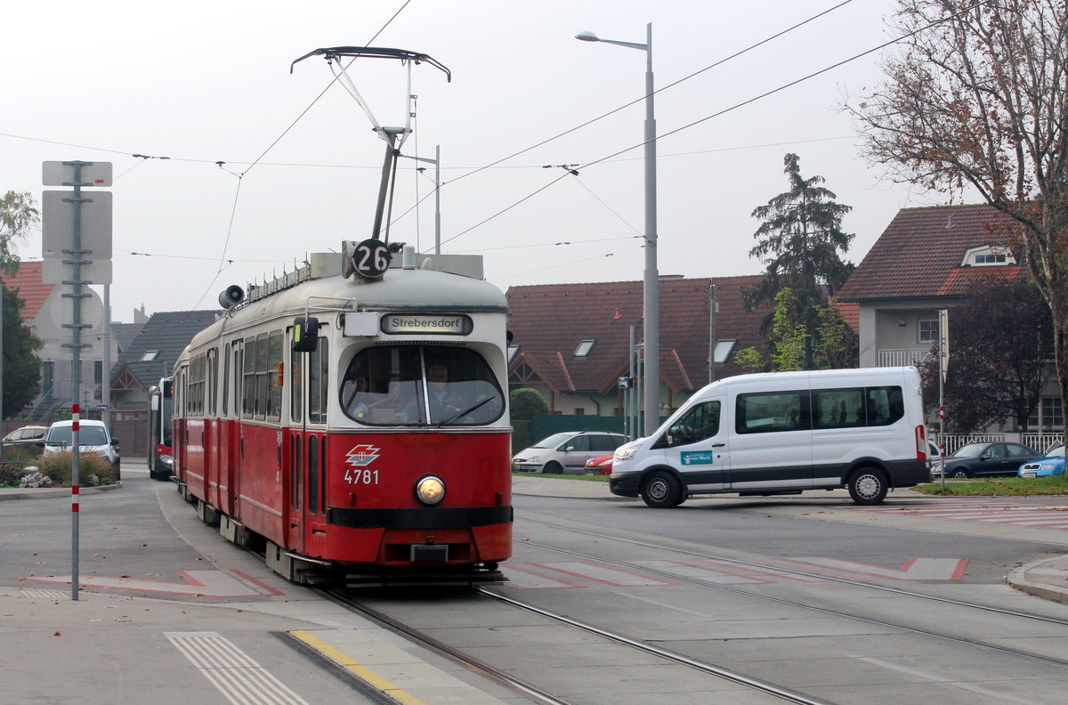 Wien Wiener Linien SL 26 (E1 4781 + c4 1338) XXII, Donaustadt, Quadenstraße / Zanggasse am 18. Oktober 2017.