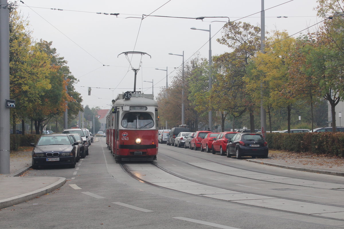 Wien Wiener Linien SL 26 (E1 4743 + c4 1325) XXII, Donaustadt, Zanggasse / Pirquetgasse am 18. oktober 2017.