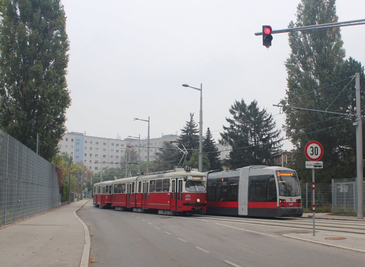 Wien Wiener Linien SL 26 (E1 4855 + c4 1351) XXII, Donaustadt, Oberfeldgasse am 18. Oktober 2017.
