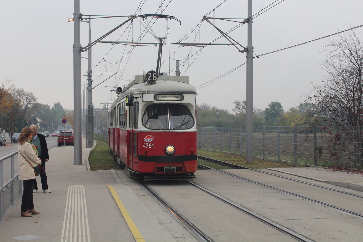 Wien Wiener Linien SL 26 (E1 4781 + c4 1338) XXII, Donaustadt, Oberfeldgasse / Süßenbrunner Straße am 18. Oktober 2017.
