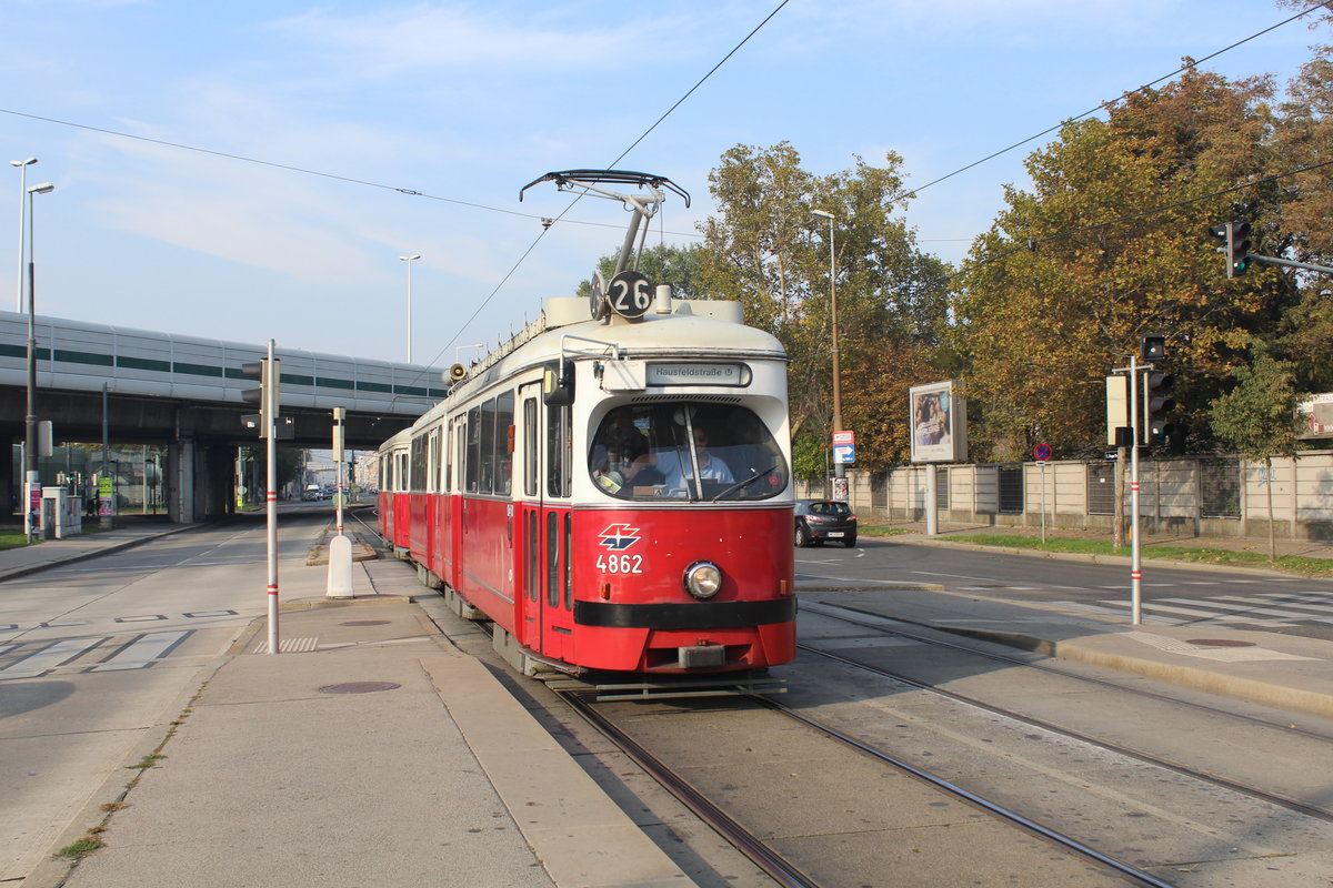 Wien Wiener Linien SL 26 (E1 4862 + c4 1356) XXI, Floridsdorf, Neujedlersdorf, Prager Straße / Nordbrücke am 18. Oktober 2017.
