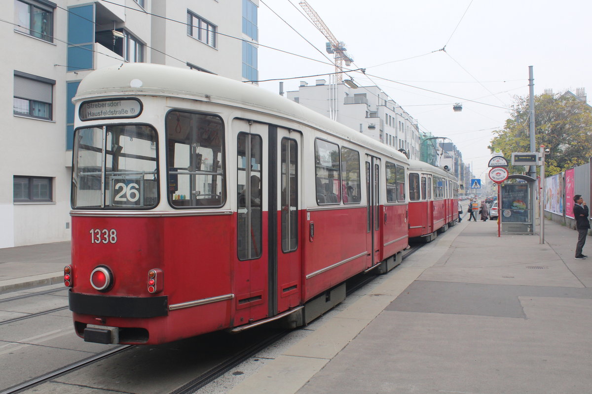 Wien Wiener Linien SL 26 (c4 1338 + E1 4781) XXII, Donaustadt, Kagran, Donaufelder Straße (Hst. Saikogasse) am 18. Oktober 2017.