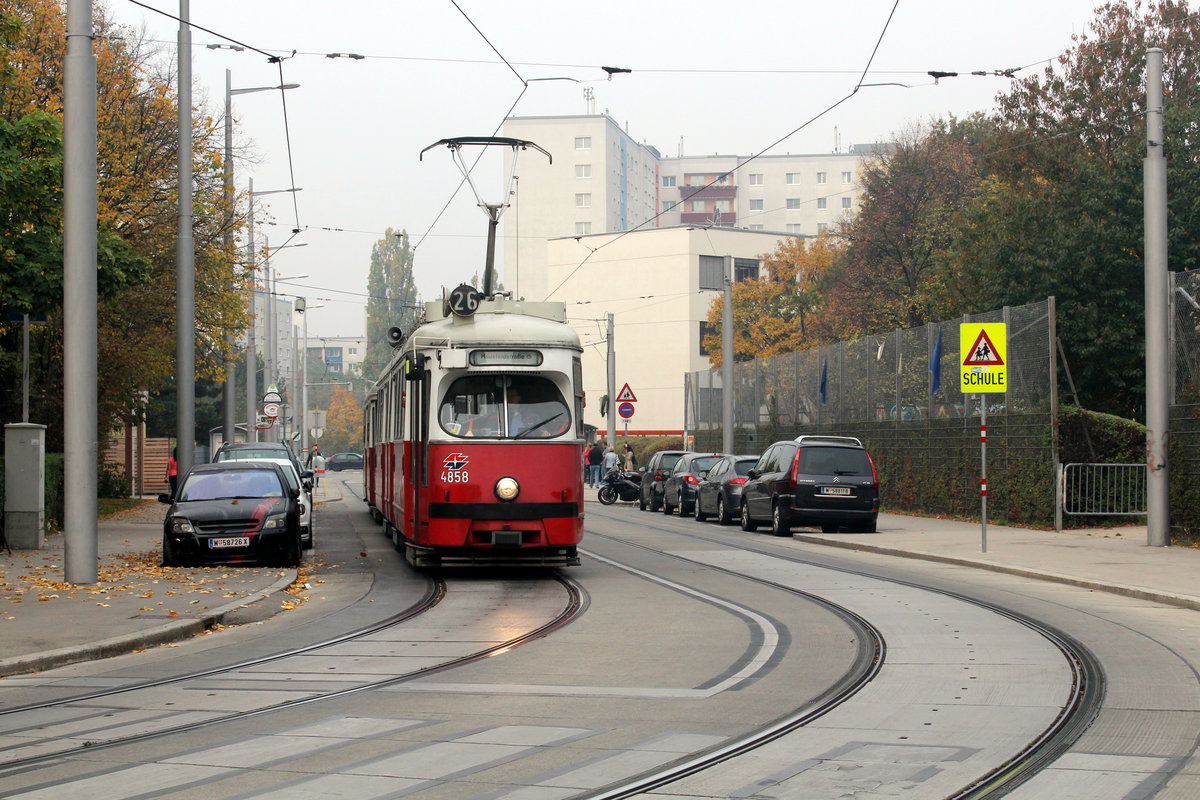 Wien Wiener Linien SL 26 (E1 4858 + c4 1318) XXII, Donaustadt, Breitenlee, Pirquetgasse / Zanggasse am 18. Oktober 2017.