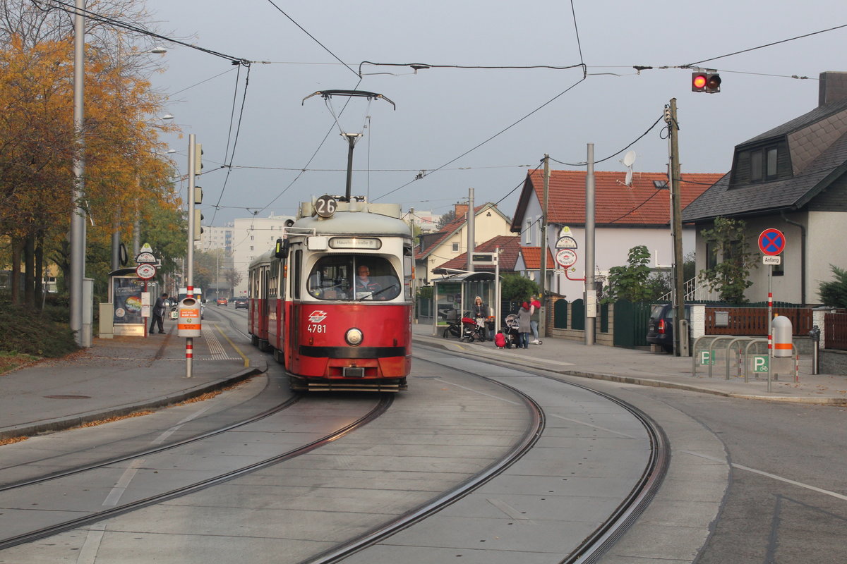 Wien Wiener Linien SL 26 (E1 4781 + c4 1338) XXII, Donaustadt, Aspern, Am Heidjöchl / Hausfeldstraße am 18. Oktober 2017. 
