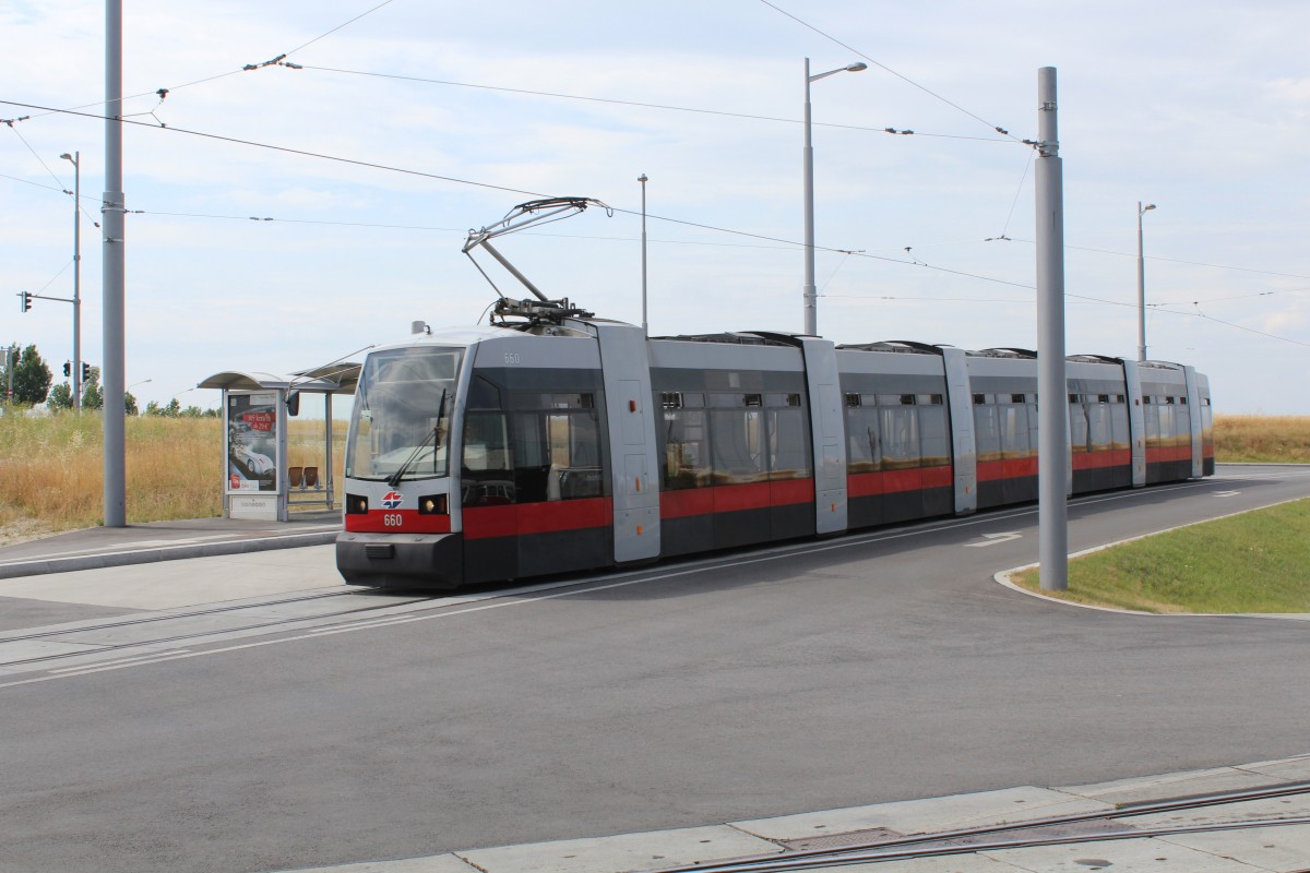 Wien Wiener Linien SL 26 (B 660) Hausfeldstrasse / U-Bahnhof Hausfeldstrasse am 8. Juli 2014.