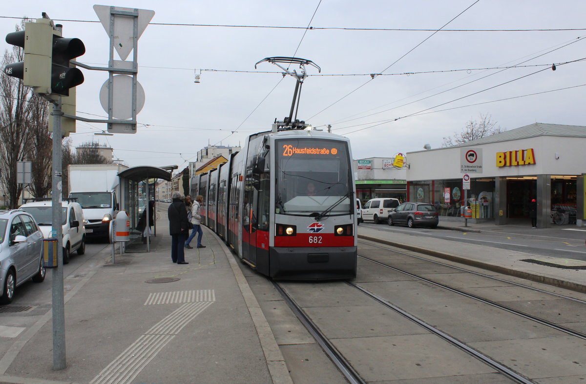 Wien Wiener Linien SL 26 (B 682) Floridsdorf (21. (XXI) Bezirk), Strebersdorf, Rußbergstraße / Prager Straße am 21. März 2016.