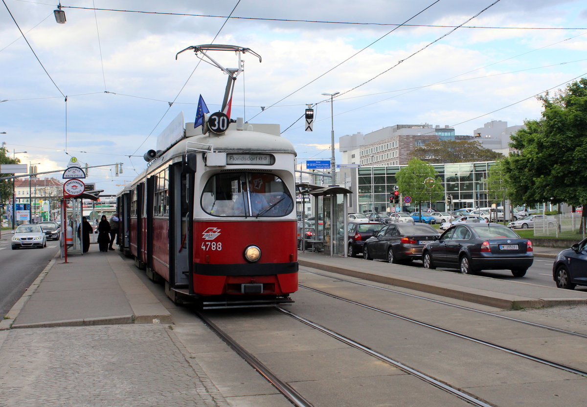Wien Wiener Linien SL 30 (E1 4788) XXI, Floridsdorf, Neujedlersdorf, Brünner Straße (Hst. Bahnsteggasse) am 12. Mai 2017.