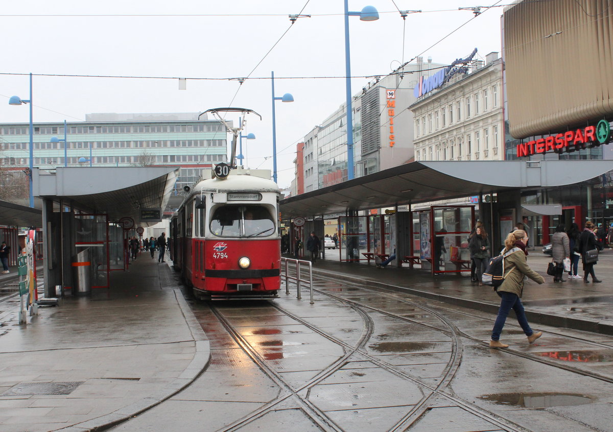 Wien Wiener Linien SL 30 (E1 4794 + c4 1315) XXI, Floridsdorf, Franz-Jonas-Platz / ÖBB-Bahnhof Floridsdorf (Hst. Floridsdorf) am 16. März 2018.