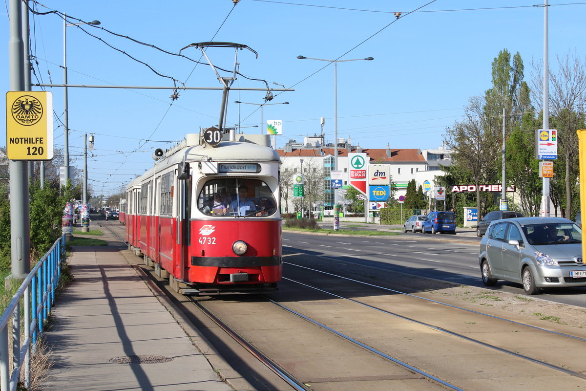Wien Wiener Linien SL 30 (E1 4732) XXI, Floridsdorf, Großjedlersdorf, Brünner Straße (zwischen Hanreitergasse und Gerasdorfer Straße) am 20. April 2018.