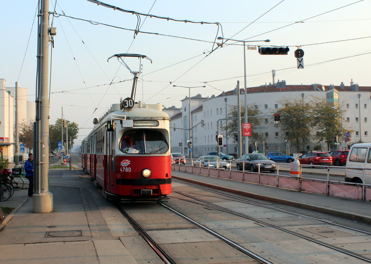 Wien Wiener Linien SL 30 (E1 4780 (SGP 1972) + c4 1316 (Bombardier-Rotax 1974)) XXI, Floridsdorf, Großjedlersdorf, Brünner Straße (Hst. Brünner Straße, Hanreitergasse) am Morgen des 18. Oktober 2018.