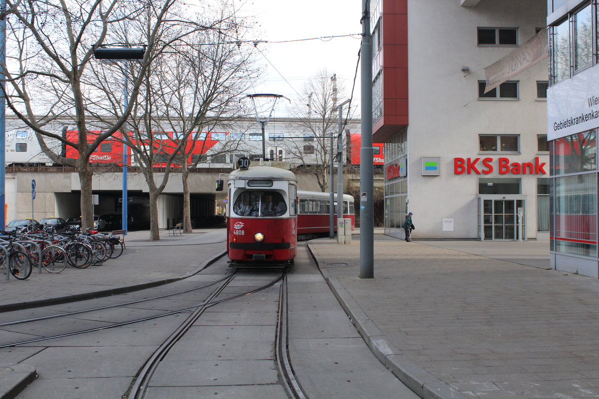 Wien Wiener Linien SL 30 (E1 4808 + c4 13xx) Floridsdorf, Franz-Jonas-Platz am 23. März 2016.