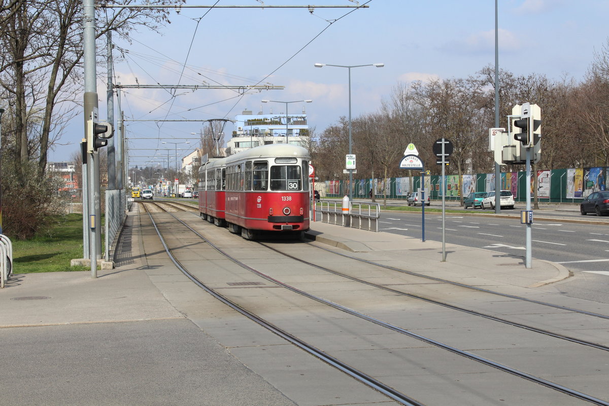 Wien Wiener Linien SL 30 (c4 1338 + E1 4808) Floridsdorf, Brünner Straße / Kummergasse (Hst. Van-Swieten-Kaserne) am 23. März 2016.