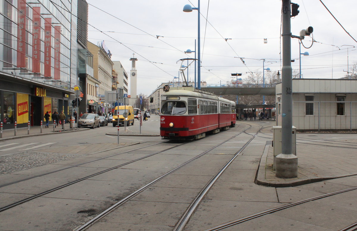 Wien Wiener Linien SL 30 (E1 4814 + c4 13xx) Floridsdorf, Franz-Jonas-Platz am 15. Februar 2016.