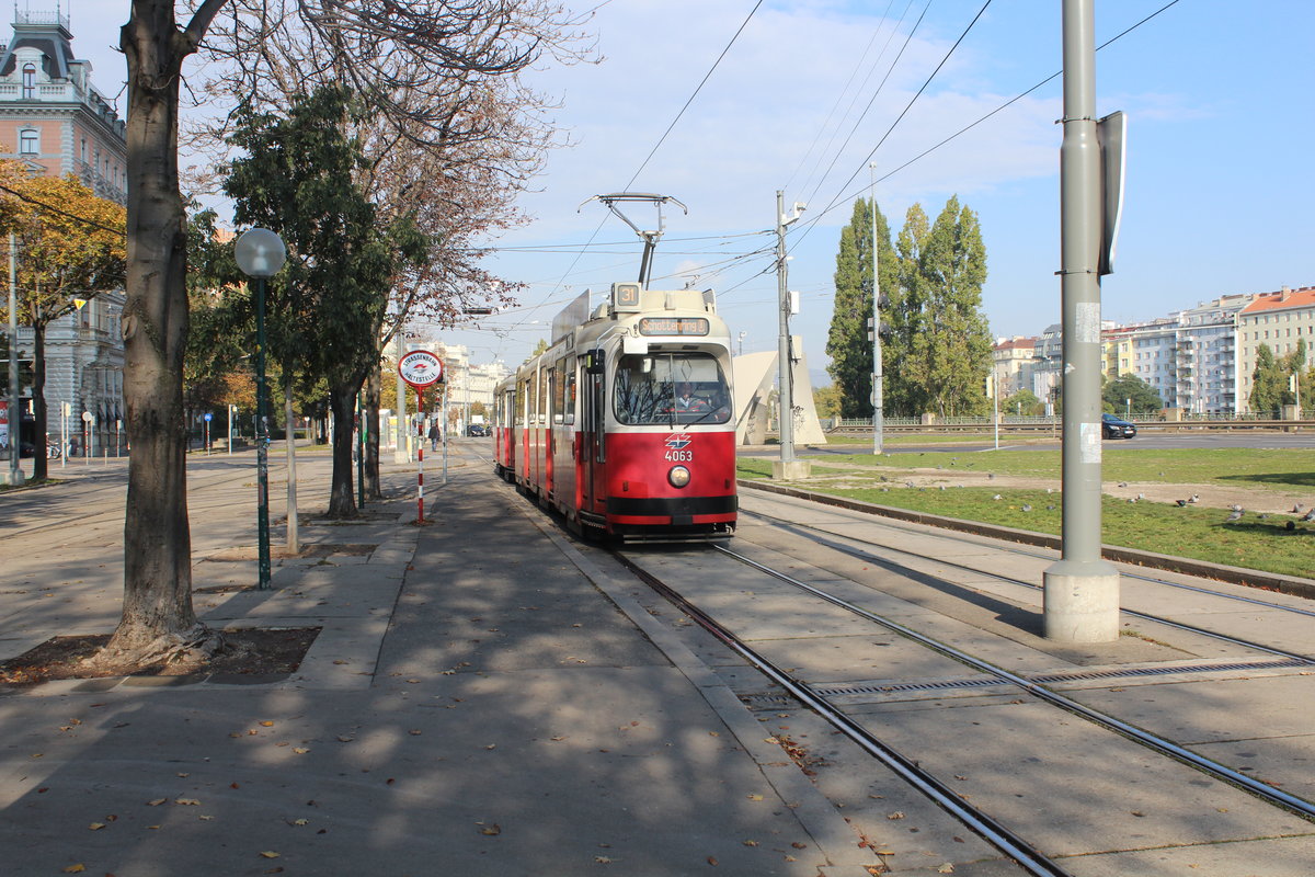 Wien Wiener Linien SL 31 (E2 4063) I, Innere Stadt, Franz-Josefs-Kai am 22. Oktober 2016. Der Zug erreicht die Endhaltestelle Schottenring.
