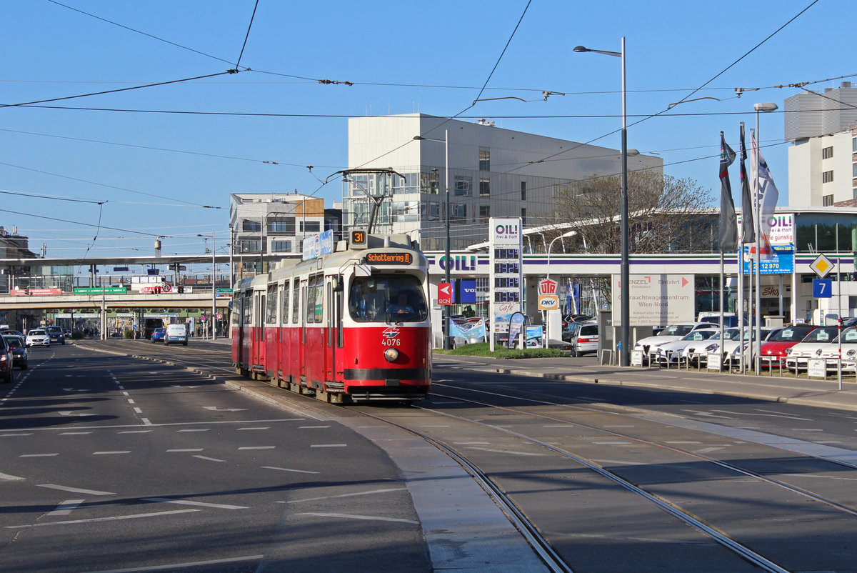 Wien Wiener Linien SL 31 (E2 4076) XXI, Floridsdorf, Großjedlersdorf, Brünner Straße / Katsushikastraße am 20. April 2018.