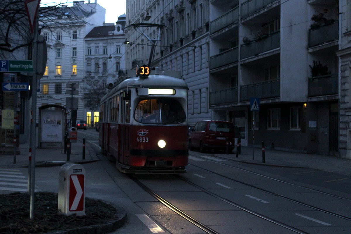 Wien Wiener Linien SL 33 (E1 4833) VIII, Josefstadt, Florianigasse / Skodagasse am 15. Februar 2017. 