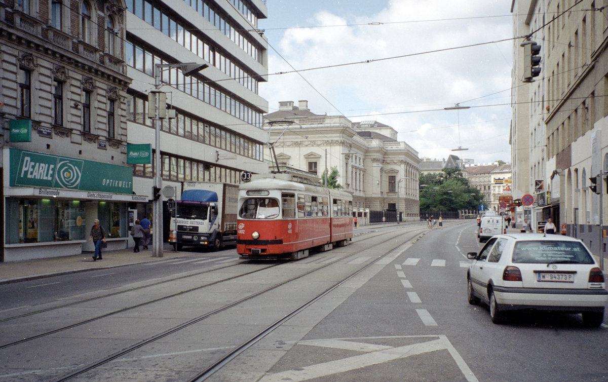 Wien Wiener Linien SL 33 (E1 4802) IX, Alsergrund, Alserbachstraße / Althanstraße / Julius-Tandler-Platz am 4. August 2010. - Scan von einem Farbnegativ. Film: Kodak 200-8. Kamera: Leica C2.