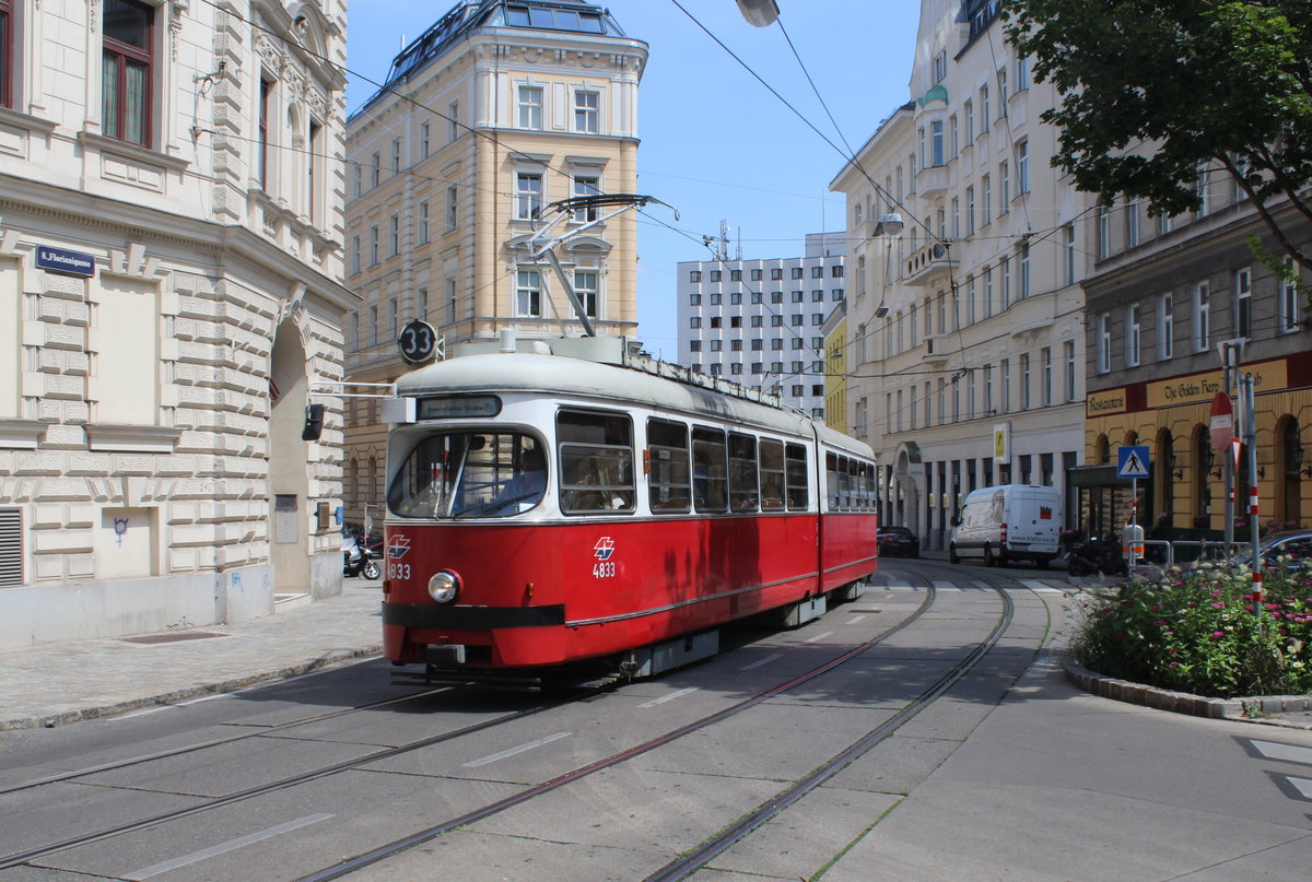 Wien Wiener Linien SL 33 (E1 4833) Josefstadt, Florianigasse am 25. Juli 2016.