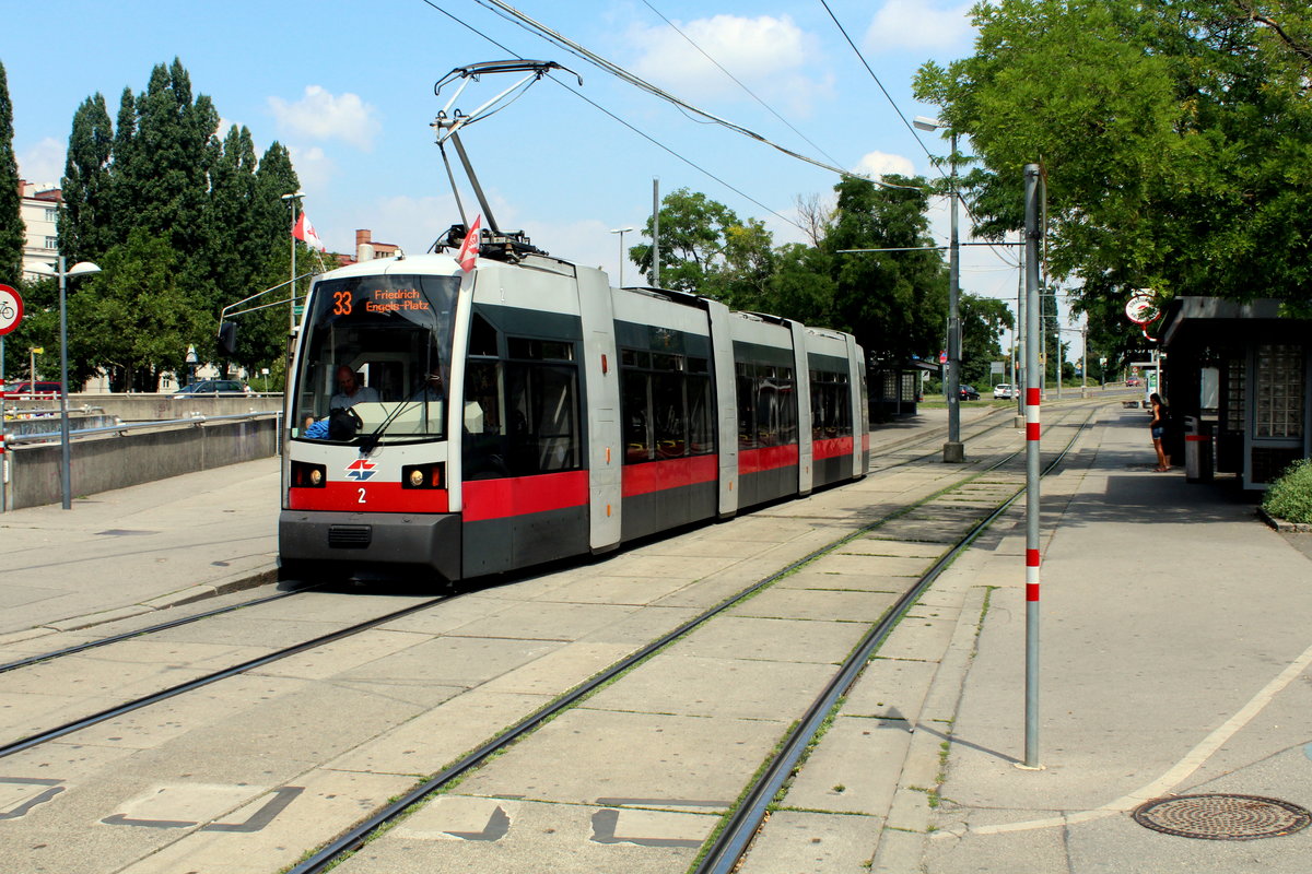 Wien Wiener Linien SL 33 (A 2) Brigittenau (20. (XX) Bezirk), Friedrich-Engels-Platz am 25. Juli 2016.