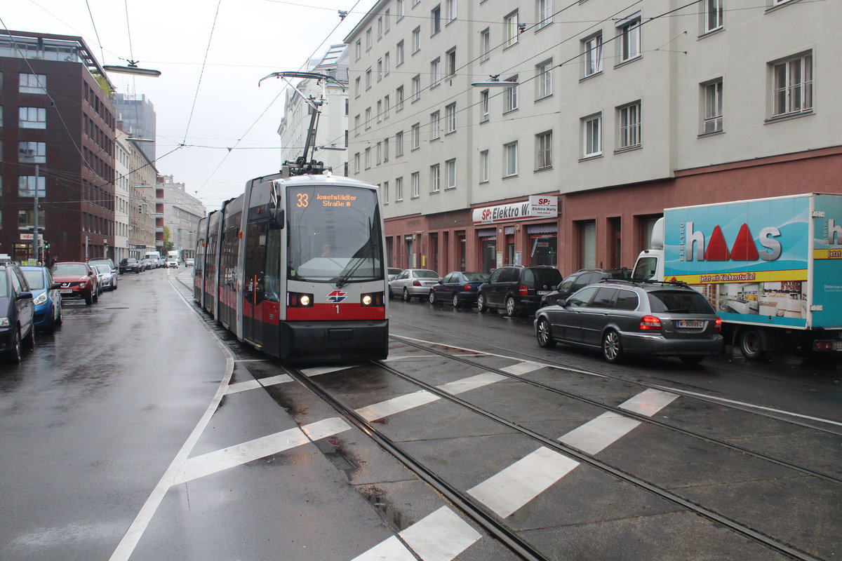 Wien Wiener Linien SL 33: Der ULF A 1 erreicht am 18. Oktober 2016 die Hst. Brigittaplatz in der Jägerstraße in Wien-Brigittenau.