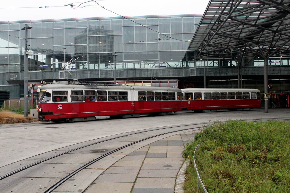 Wien Wiener Linien SL 4 (E1 4742 + c4 1316) II, Leopoldstadt, Praterstern am 21. Oktober 2016.