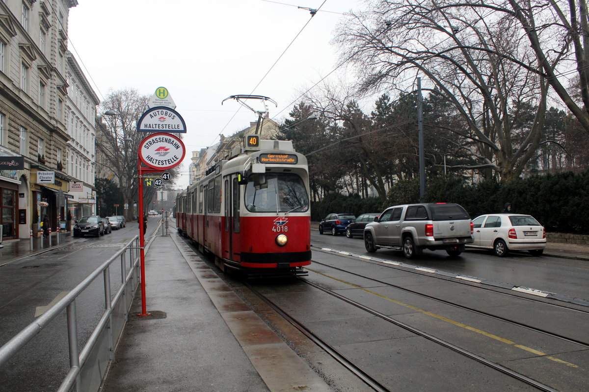 Wien Wiener Linien SL 40 am 17. Februar 2017: Der E2 4018 mit dem Bw c5 1418 erreicht die Hst. Spitalgasse / Währinger Straße in der Währinger Straße.