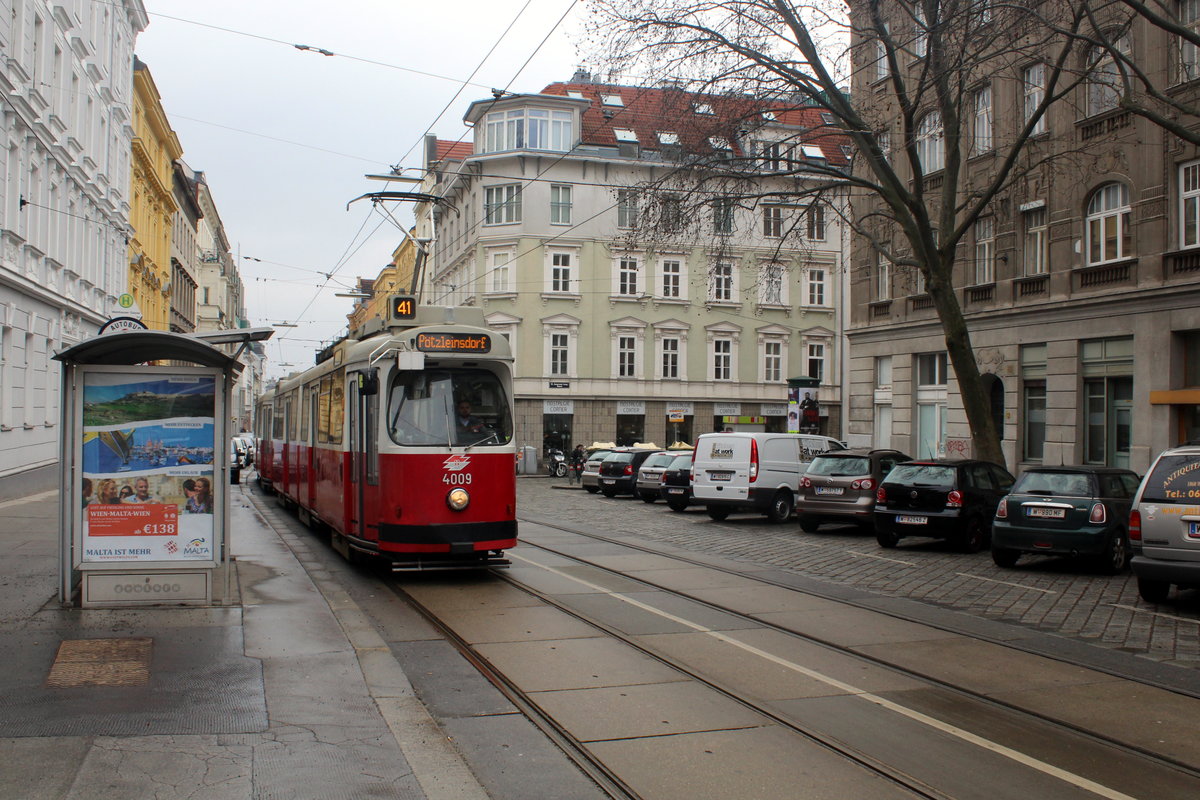 Wien Wiener Linien SL 41: Am 18. Februar 2017 erreicht der Tw E2 4009 mit einem Bw des Typs c5 die Hst. Weinhauser Gasse in der Gentzgasse im 18. Bezirk, Währing. 