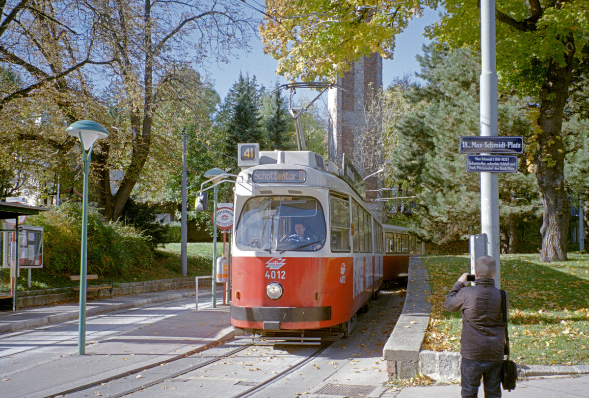 Wien Wiener Linien SL 41 (E2 4012) XVIII, Währing, Pötzleinsdorf, Pötzleinsdorfer Straße /  Max-Schmidt-Platz (Endstation Pötzleinsdorf, Einstieg) am 22. Oktober 2010. - Mein damals 12jähriger Sohn Stefan wollte dieselbe Garnitur fotografieren. - Scan eines Farbnegativs. Film: Kodak Advantix 200-2. Kamera: Leica C2.