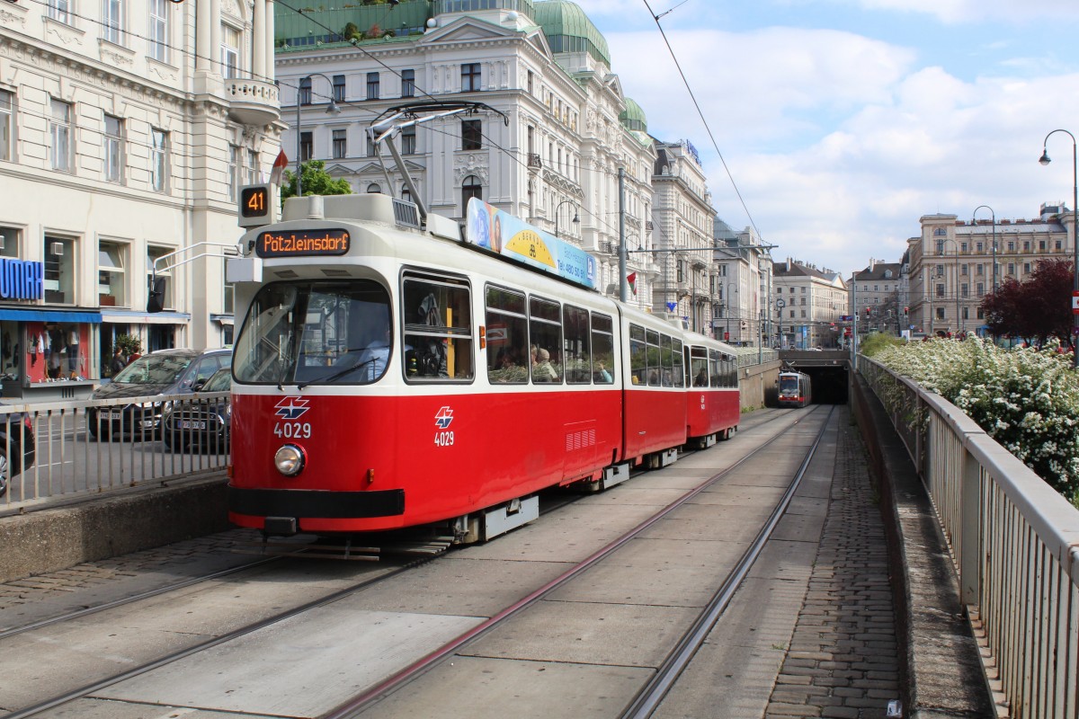 Wien Wiener Linien SL 41 (E2 4029) Währinger Strasse / Hörlgasse am 2. Mai 2015.