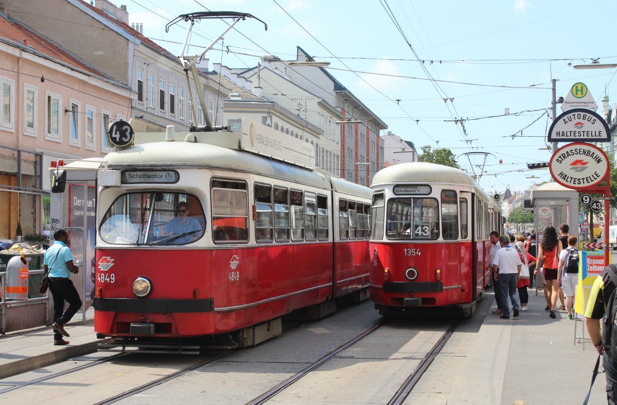 Wien Wiener Linien SL 43 (E1 4849 / c4 1354) Hernalser Hauptstraße (Hst. Rosensteingasse) am 1. Juli 2015. - Der Zug rechts hatte technische Probleme, die aber nach einigen Minuten gelöst wurden, so dass dieser Zug und die folgenden, die hinter dem Fotografen warteten, die Fahrt in Richtung Neuwaldegg fortsetzen konnten.