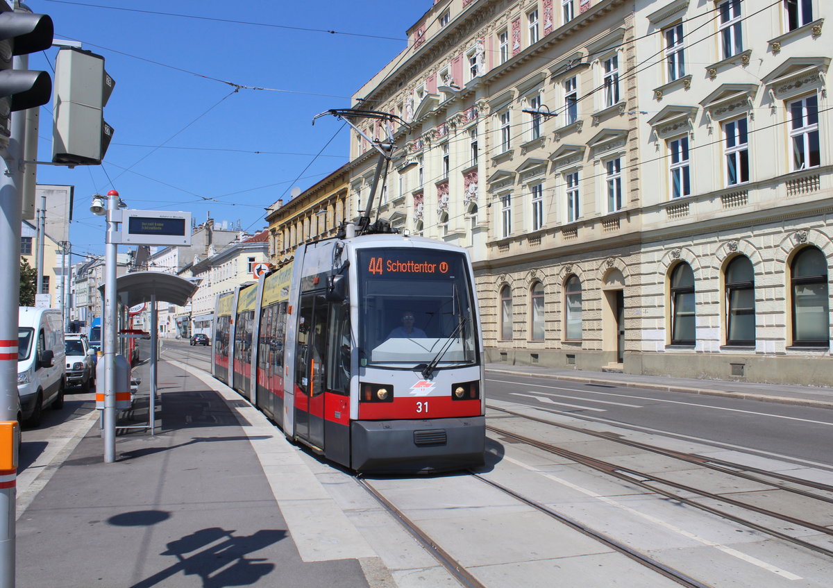 Wien Wiener Linien SL 44 (A 31) XVI, Ottakring, Ottakringer Straße / Feßtgasse / Rosensteingasse / Johann-Nepomuk-Berger-Platz (Hst. Johann-Nepomuk-Berger-Platz) am 31. Juli 2018.