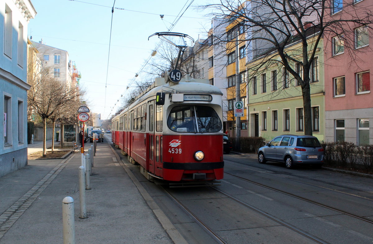 Wien Wiener Linien SL 49 (E1 4539 + c4 1369) XIV, Penzing, Oberbaumgarten, Hütteldorfer Straße / Hochsatzengasse am 15. Februar / Feber 2017. - Die Straßenbahn fährt in Richtung Hütteldorf.