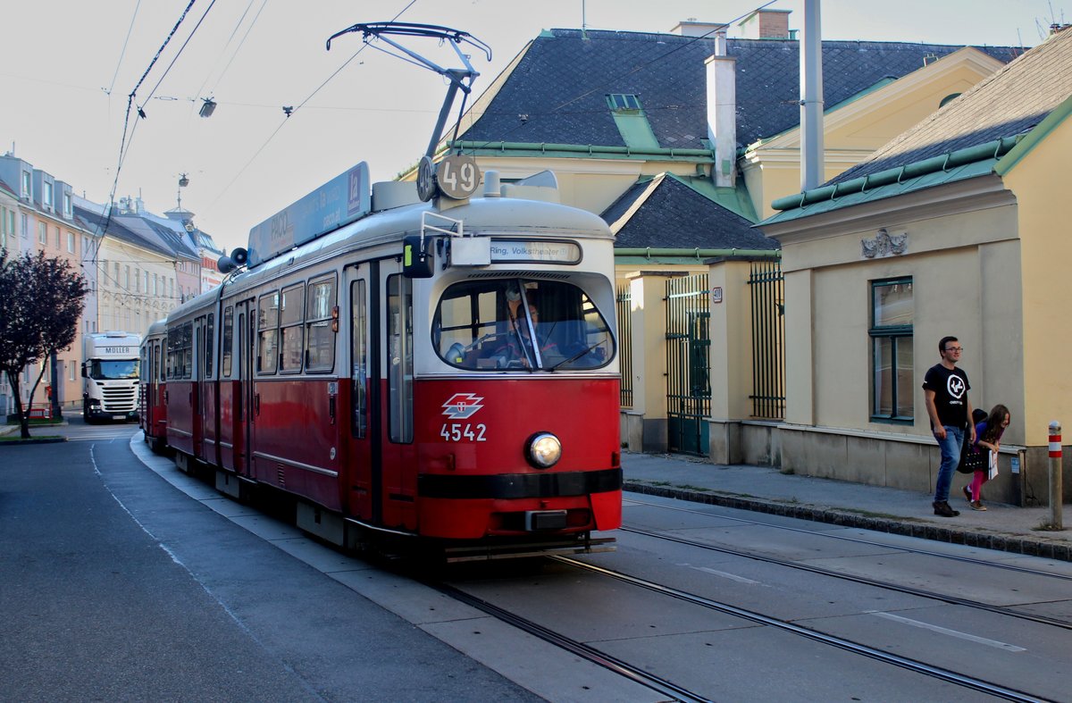 Wien Wiener Linien SL 49 (E1 4542 + c4 13xx) XIV, Penzing, Hütteldorf, Linzer Straße am 16. Oktober 2017.