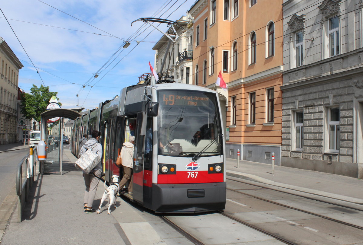 Wien Wiener Linien SL 49 (B1 767) XIV, Penzing, Hütteldorf, Linzer Straße (Hst. Bahnhofstraße) am 12. Mai 2017. - Die Haltestelle heißt seit Anfang September 2017 'Rettichgasse'.