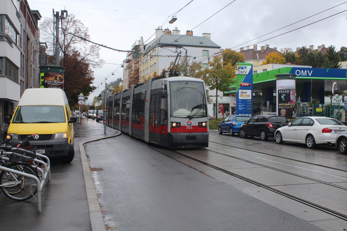 Wien Wiener Linien SL 49: Der ULF B1 704 verlässt am 20. Oktober 2016 die Haltestelle Waidhausenstraße in der Hütteldorfer Straße (XIV, Penzing) in Richtung Karl-Renner-Ring.