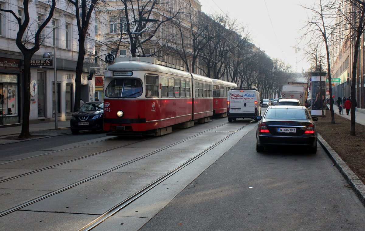 Wien Wiener Linien SL 49 (E1 4542 + c4 1363 (Bombardier-Rotax 1975 bzw. 1976)) XIV, Penzing, Hütteldorfer Straße / Straßgschwandtnerstraße am 14. Feber / Februar 2017.