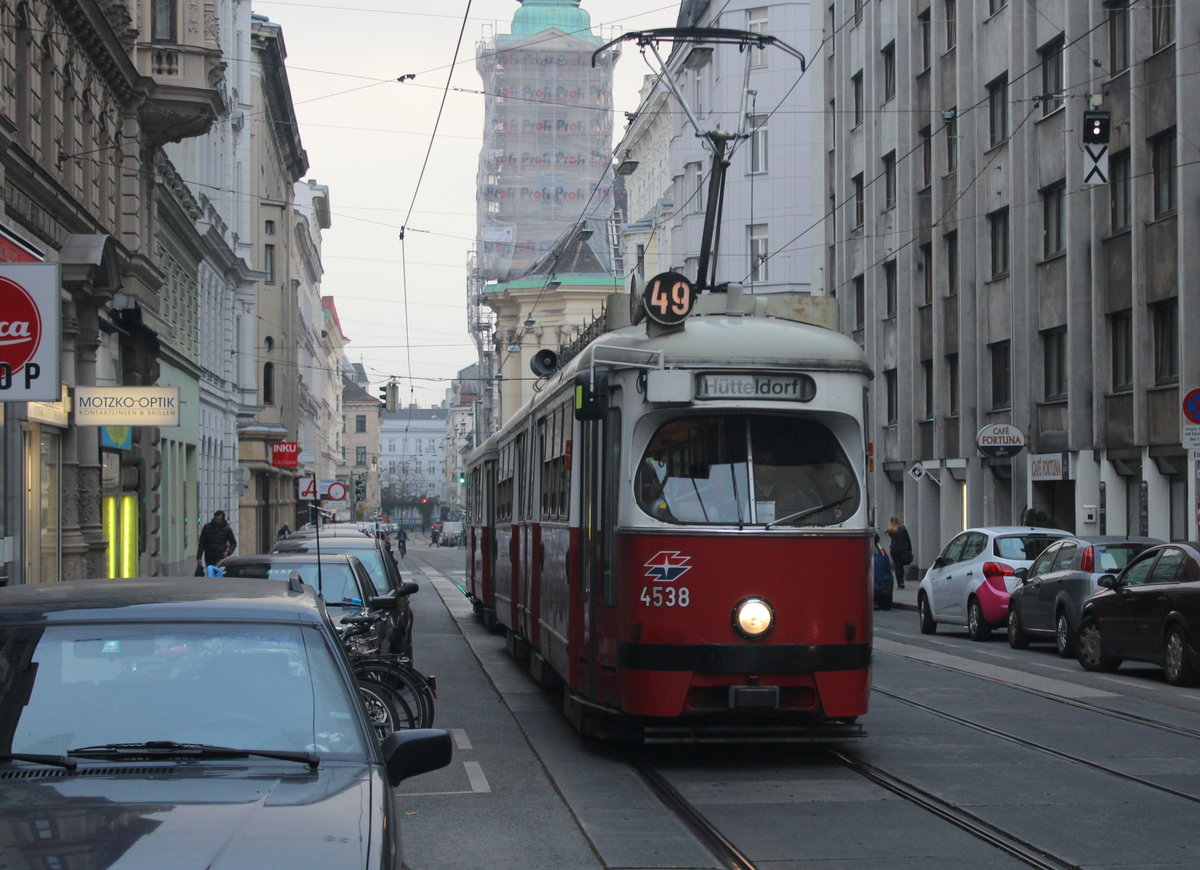 Wien Wiener Linien SL 49 (E1 4538 (Bombardier-Rotax 1974)) VII, Neubau, Westbahnstraße am 19. Oktober 2017. - In diesem Viertel, u.a. in der Westbahnstraße, bieten mehrere Fotogeschäfte sowohl analogen als auch digitalen Fotografen gute Möglichkeiten an, Fotoapparate und andere fotografische Artikel zu kaufen. 